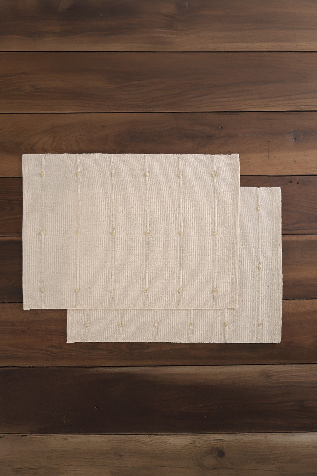 Jogo Americano Artesanal de 2 Peças 32cm x 45cm Jamal Cru e Dourado Jogo Americano Artesanal de 2 Peças 32cm x 45cm Jamal Cru e Dourado