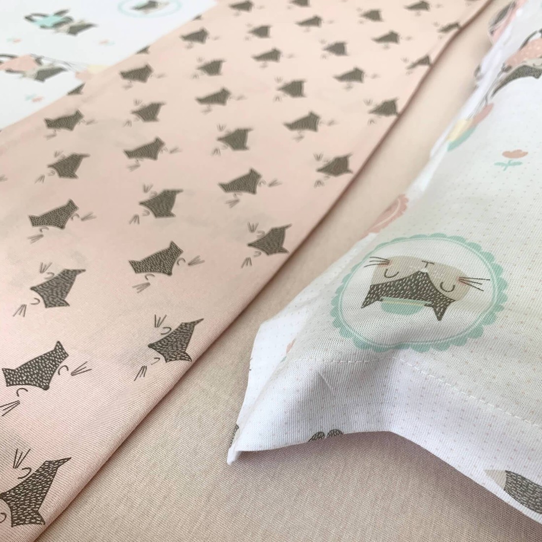 Jogo de Lençol para Berço de 3 Peças Fio Penteado Contos de Cordel - Atlântica Jogo de Lençol para Berço de 3 Peças Fio Penteado Contos de Cordel - Atlântica