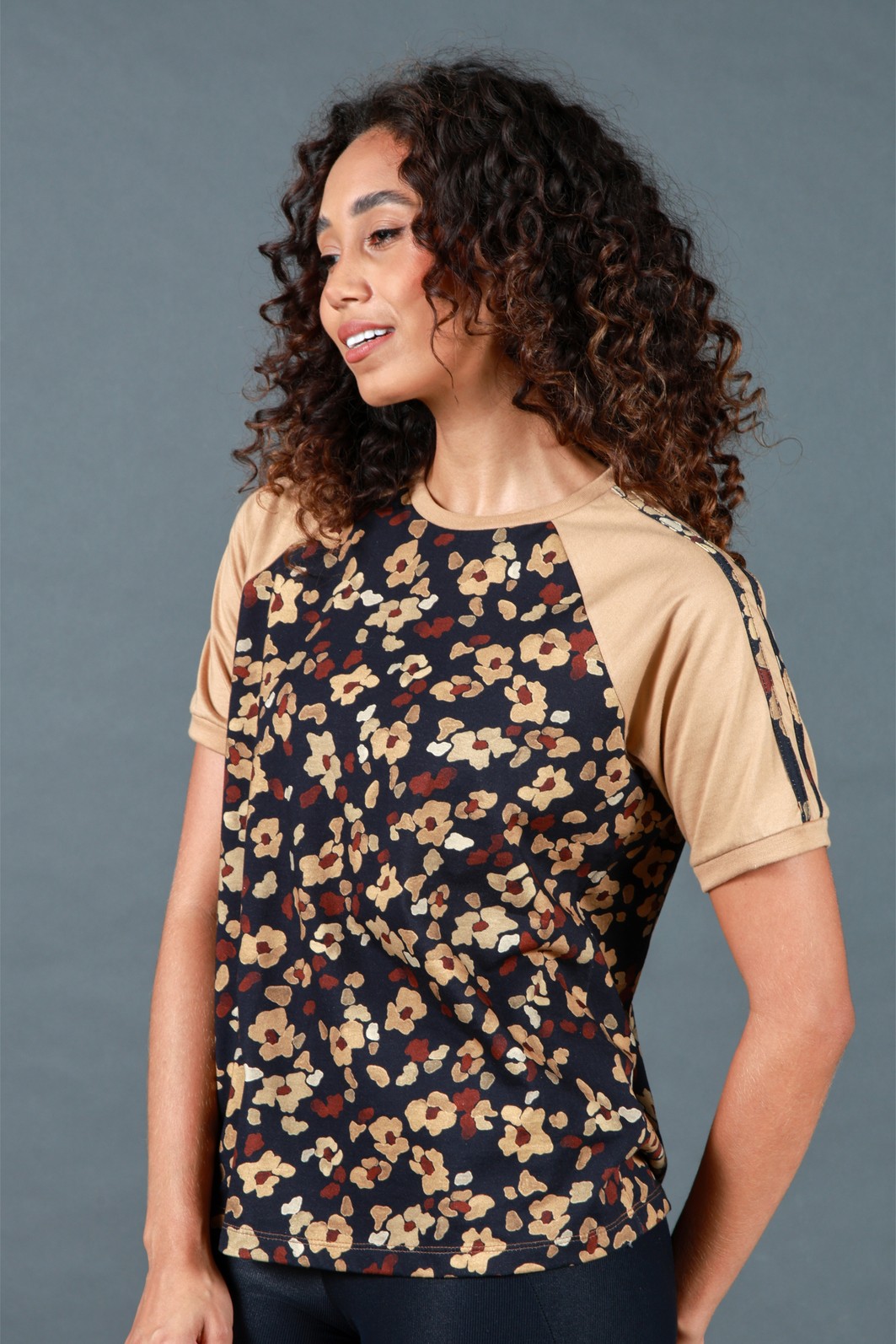 Blusa Feminina Raglan Manga Curta Floral Blusa Feminina Raglan Manga Curta Floral