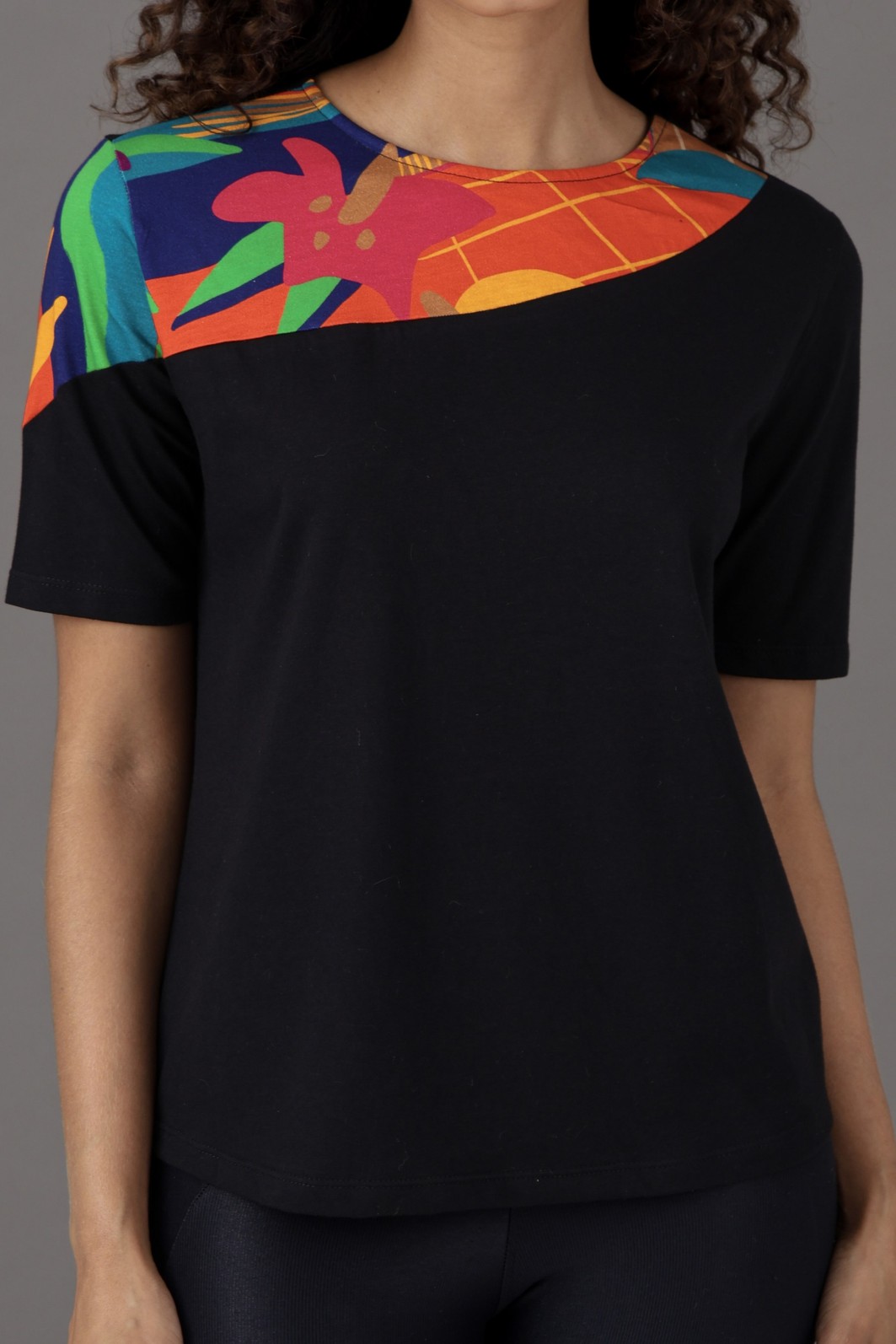 Kit Colorida - 1 Blusa Estampada + 1 Blusa Preta Com Estampa