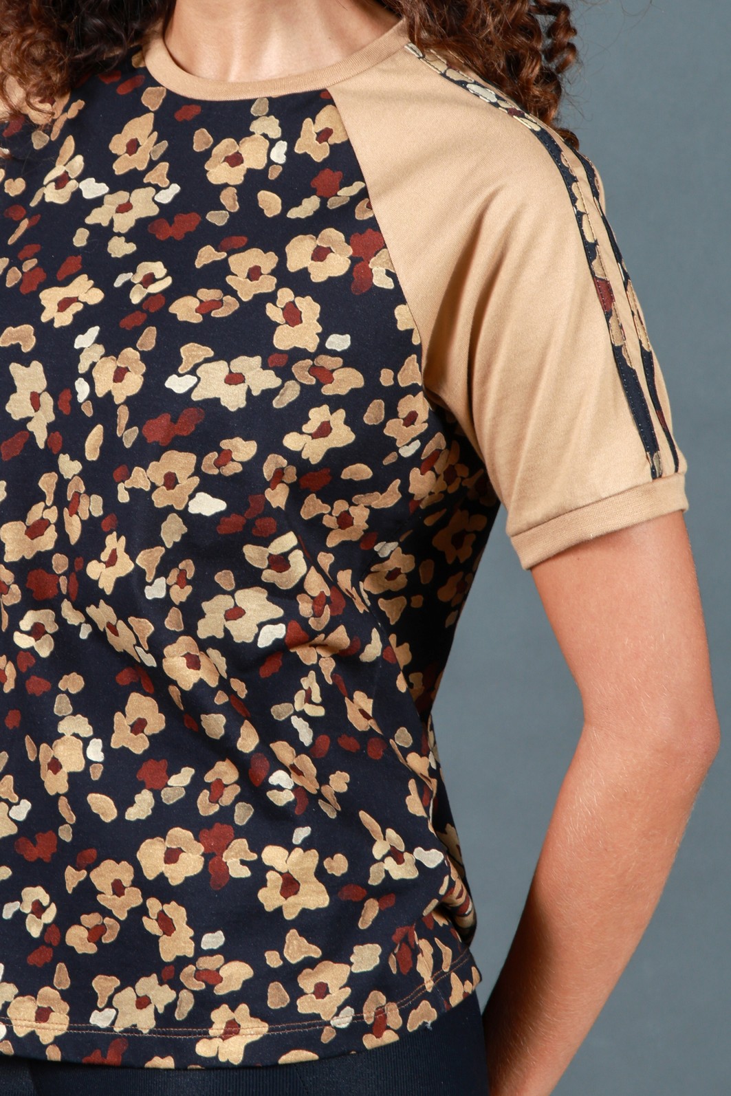 Blusa Feminina Raglan Manga Curta Floral Blusa Feminina Raglan Manga Curta Floral