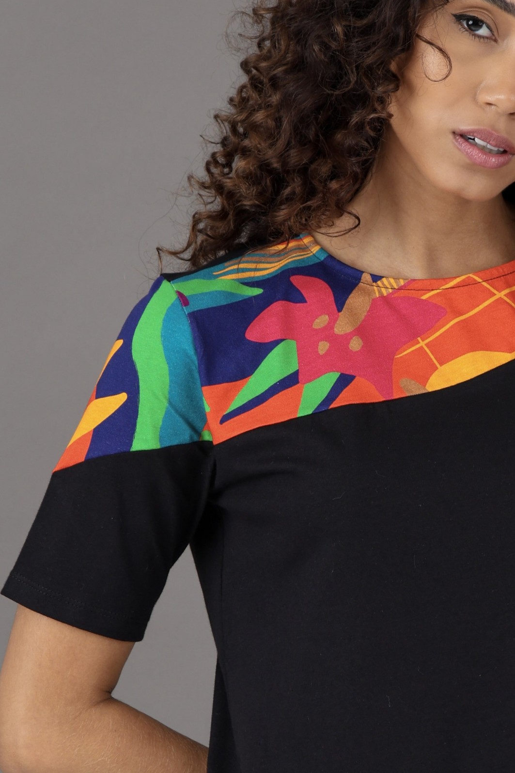 Kit Colorida - 1 Blusa Estampada + 1 Blusa Preta Com Estampa