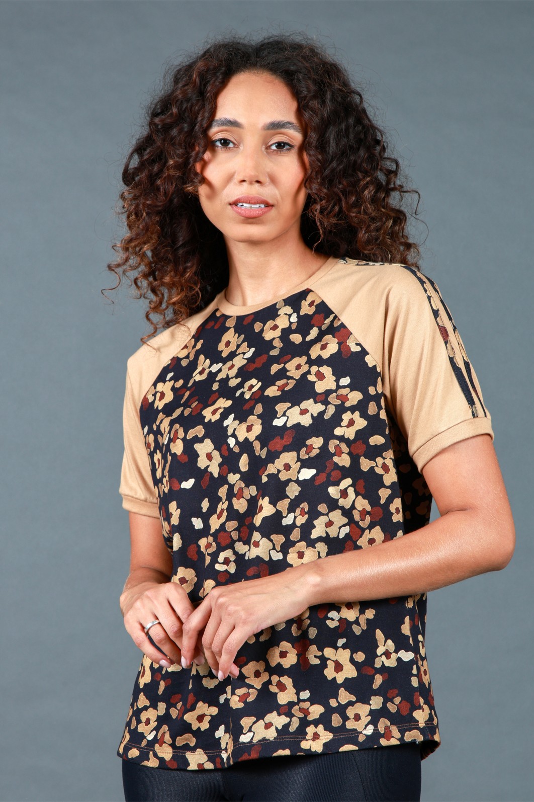 Blusa Feminina Raglan Manga Curta Floral Blusa Feminina Raglan Manga Curta Floral