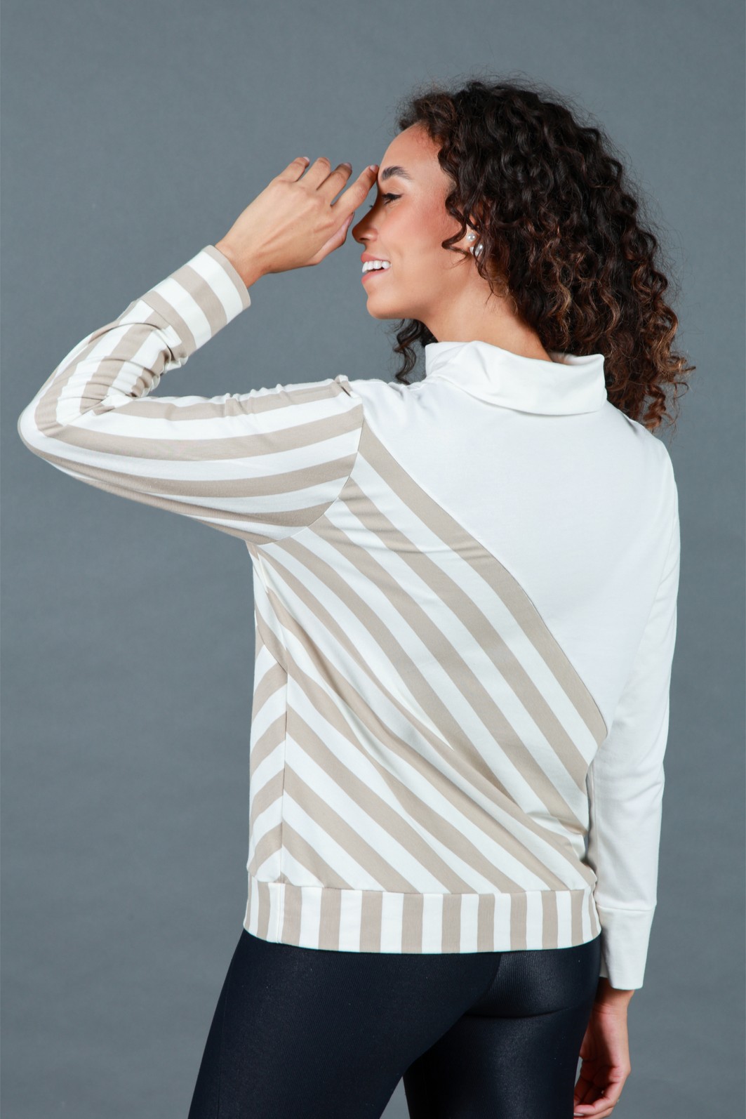 Blusa Feminina Manga Longa Gola Alta Off White Listras Blusa Feminina Manga Longa Gola Alta Off White Listras