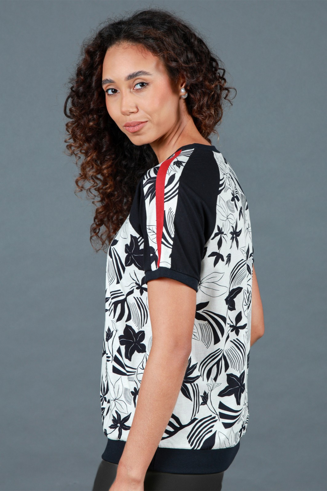 Blusa Feminina Manga Curta Preta Com Floral