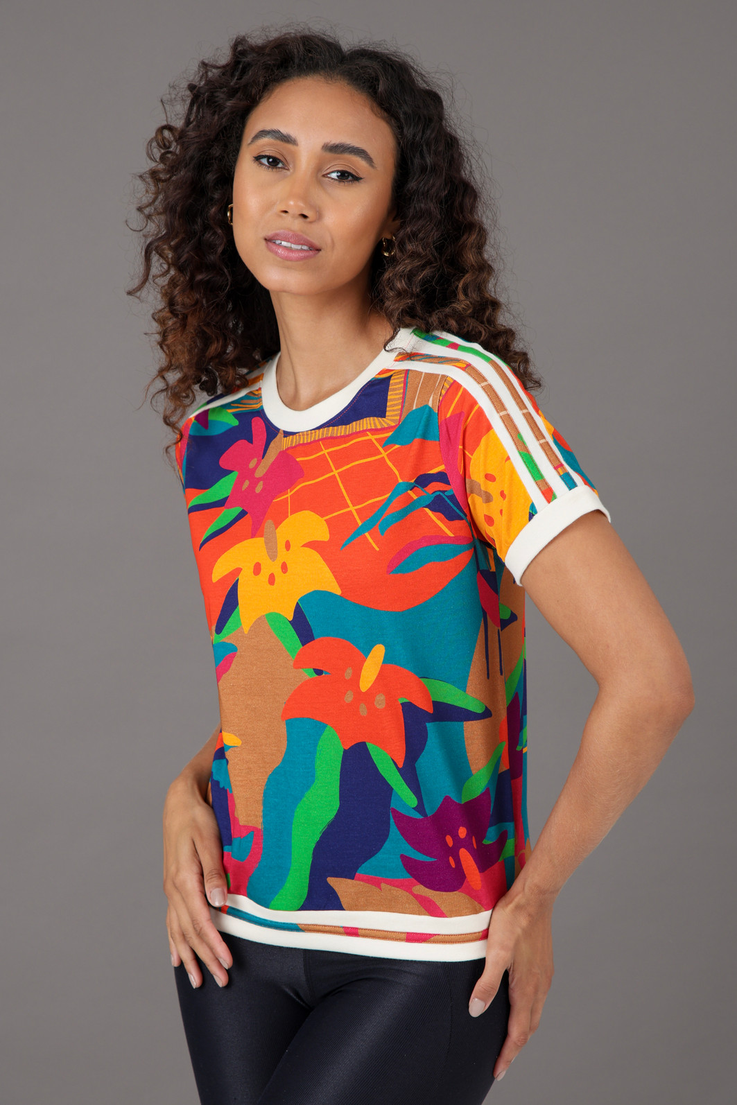 Kit Colorida - 1 Blusa Estampada + 1 Blusa Preta Com Estampa