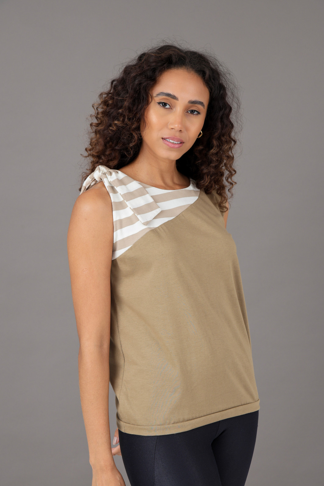 Blusa Feminina Detalhe No Ombro Caqui Listrada