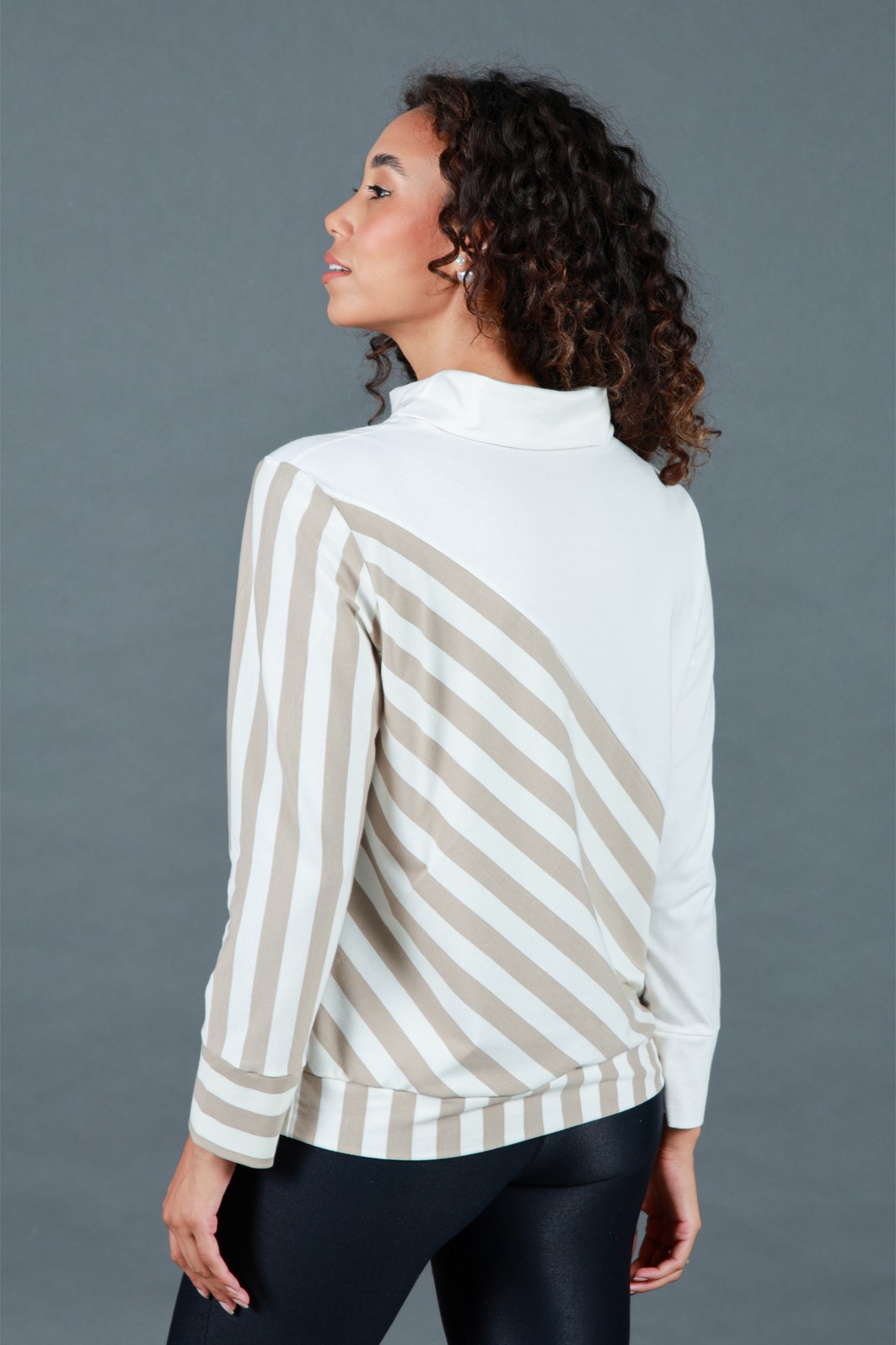 Blusa Feminina Manga Longa Gola Alta Off White Listras Blusa Feminina Manga Longa Gola Alta Off White Listras