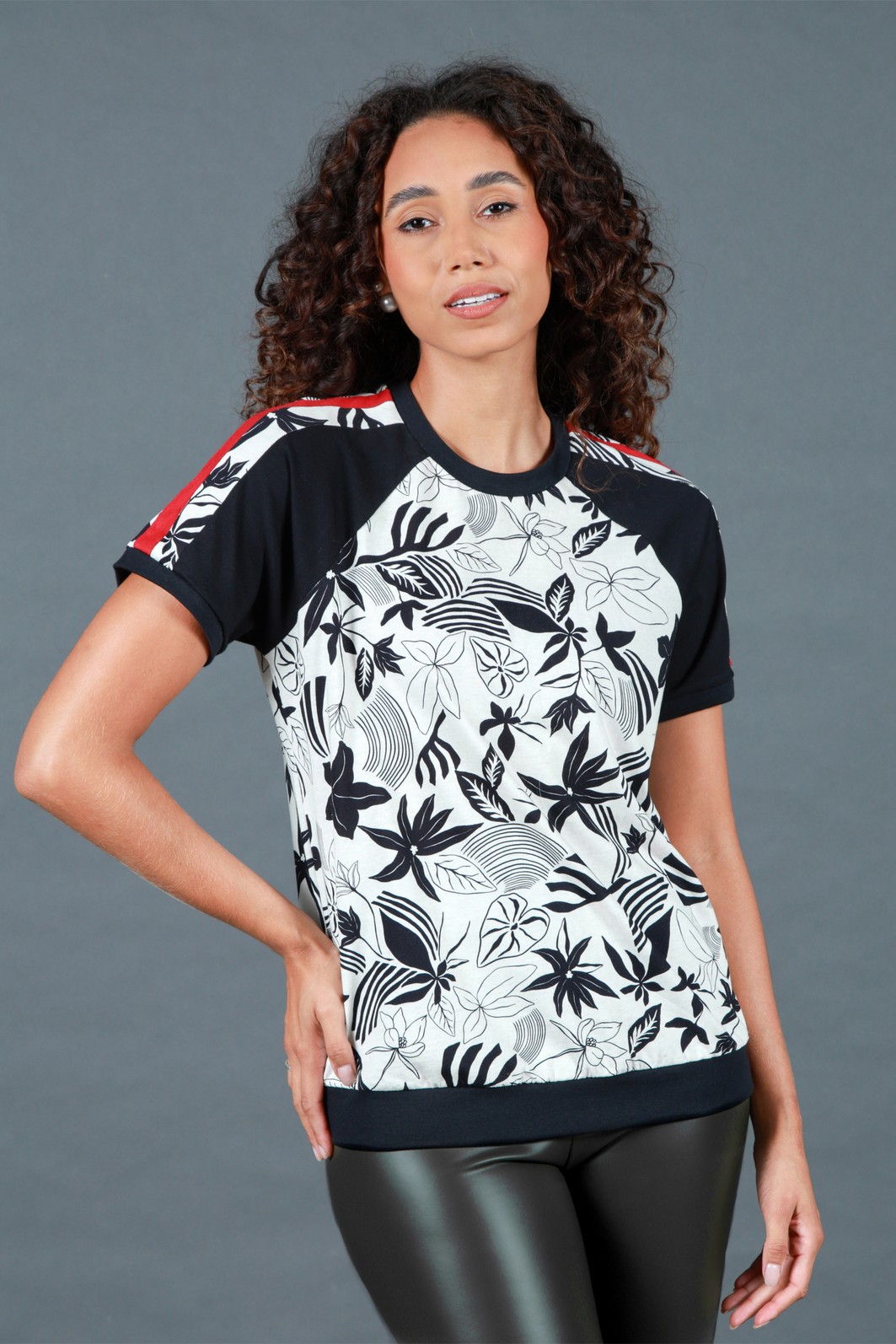 Blusa Feminina Manga Curta Preta Com Floral
