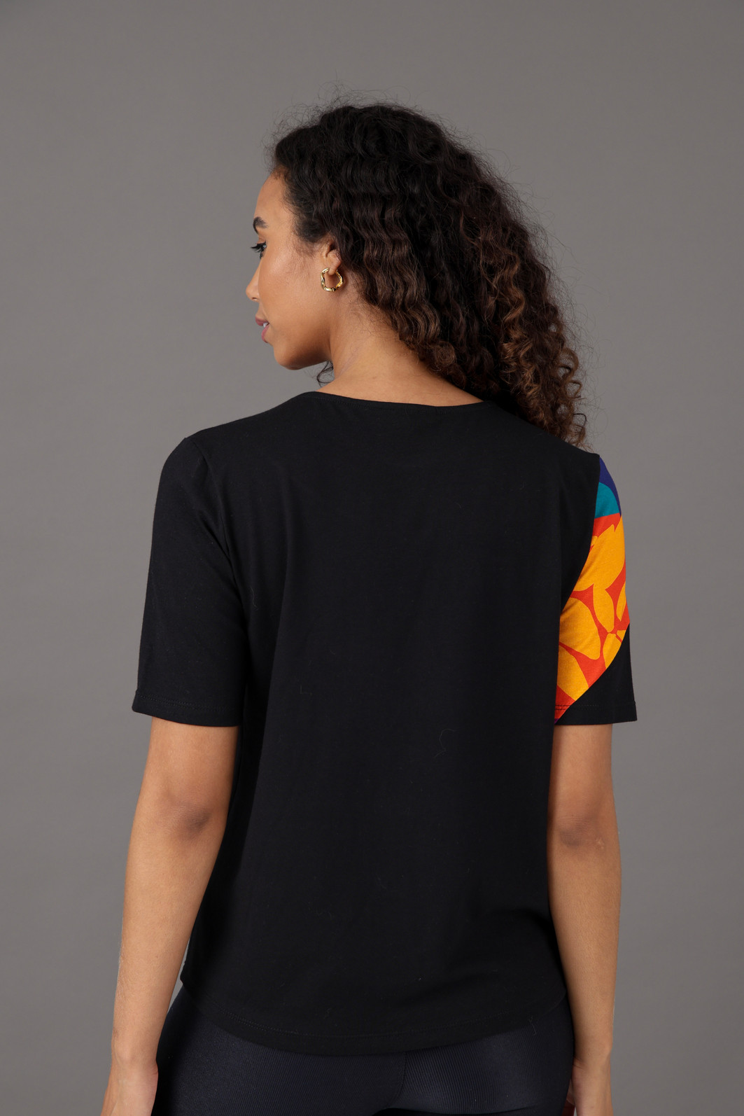 Kit Colorida - 1 Blusa Estampada + 1 Blusa Preta Com Estampa