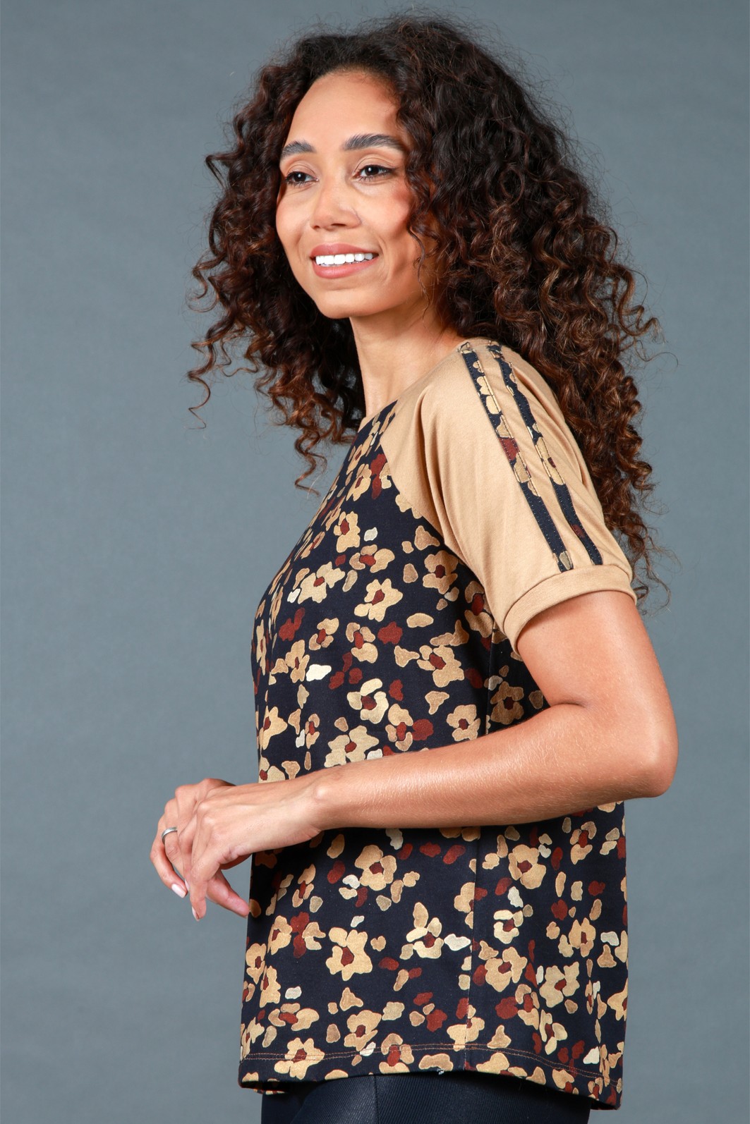 Blusa Feminina Raglan Manga Curta Floral Blusa Feminina Raglan Manga Curta Floral