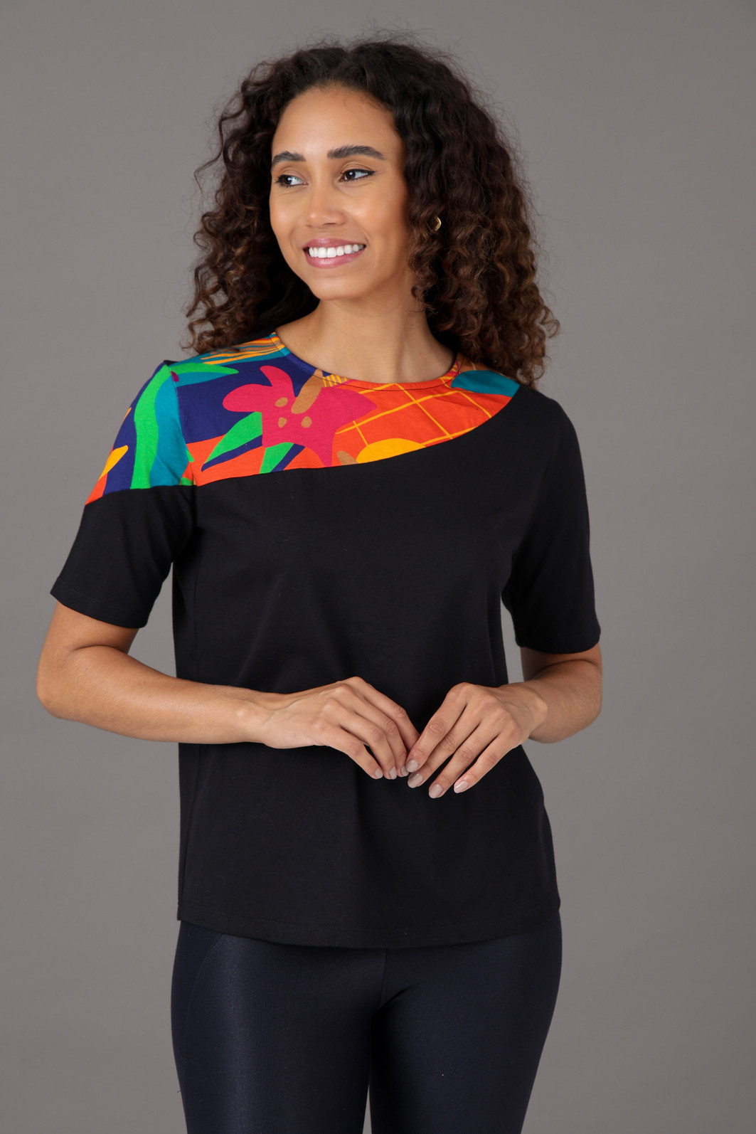 Kit Colorida - 1 Blusa Estampada + 1 Blusa Preta Com Estampa