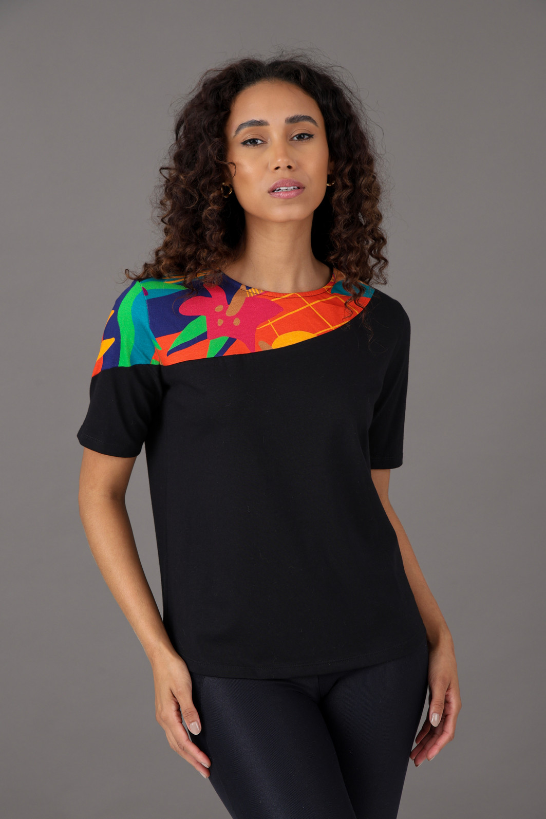 Kit Colorida - 1 Blusa Estampada + 1 Blusa Preta Com Estampa