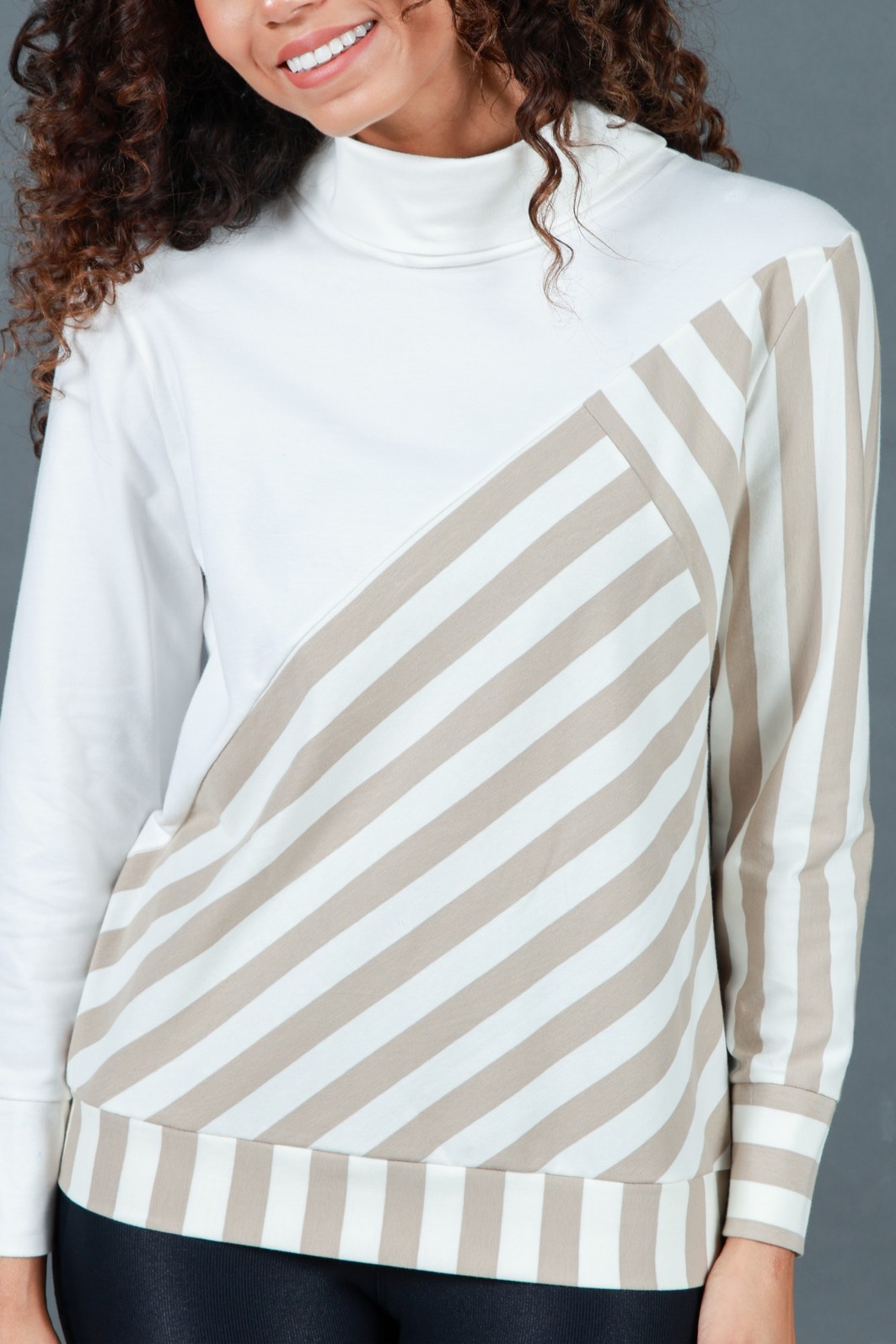 Blusa Feminina Manga Longa Gola Alta Off White Listras Blusa Feminina Manga Longa Gola Alta Off White Listras