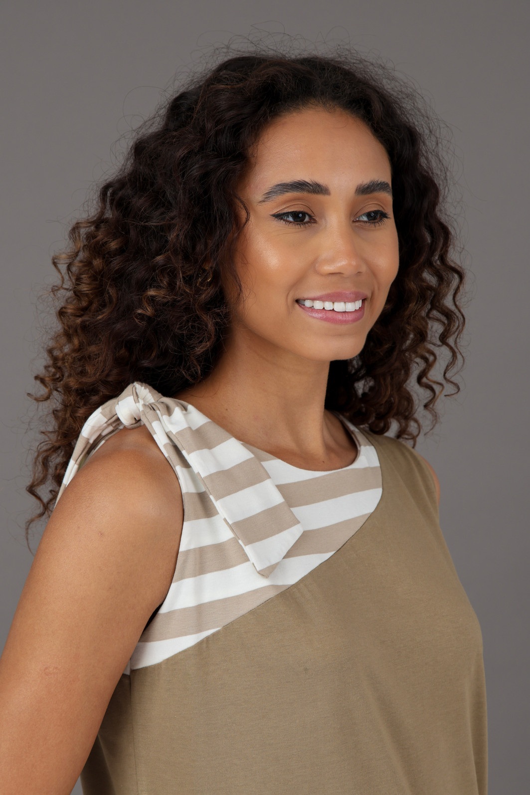 Blusa Feminina Detalhe No Ombro Caqui Listrada