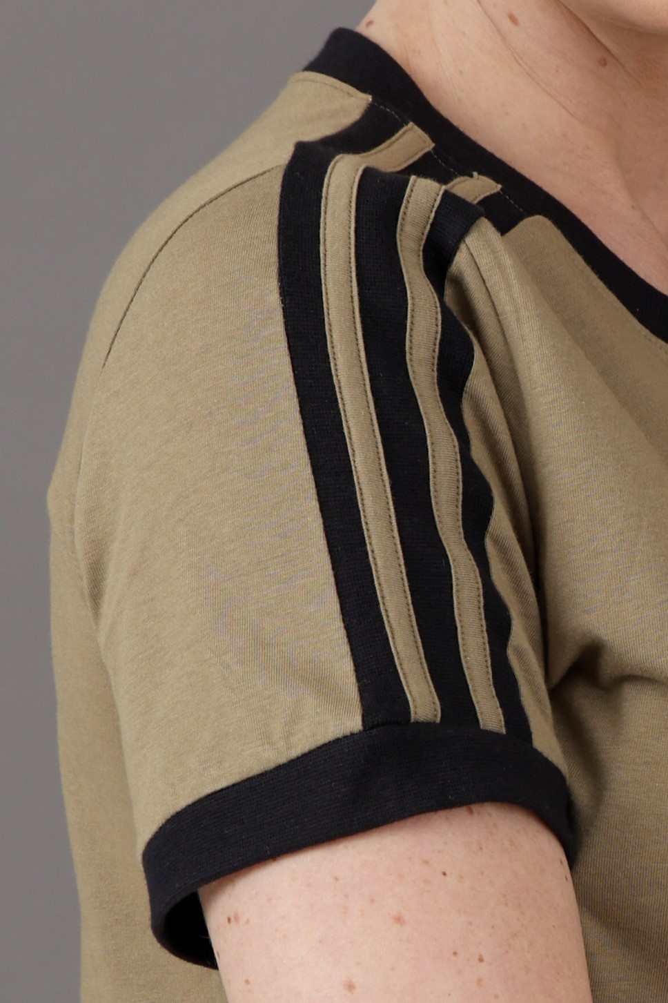 Kit Colorida e Caqui - 1 Blusa Com Listras No Ombro Caqui + 1 Blusa Estampada Com Listras No Ombro Kit Colorida e Caqui - 1 Blusa Com Listras No Ombro Caqui + 1 Blusa Estampada Com Listras No Ombro