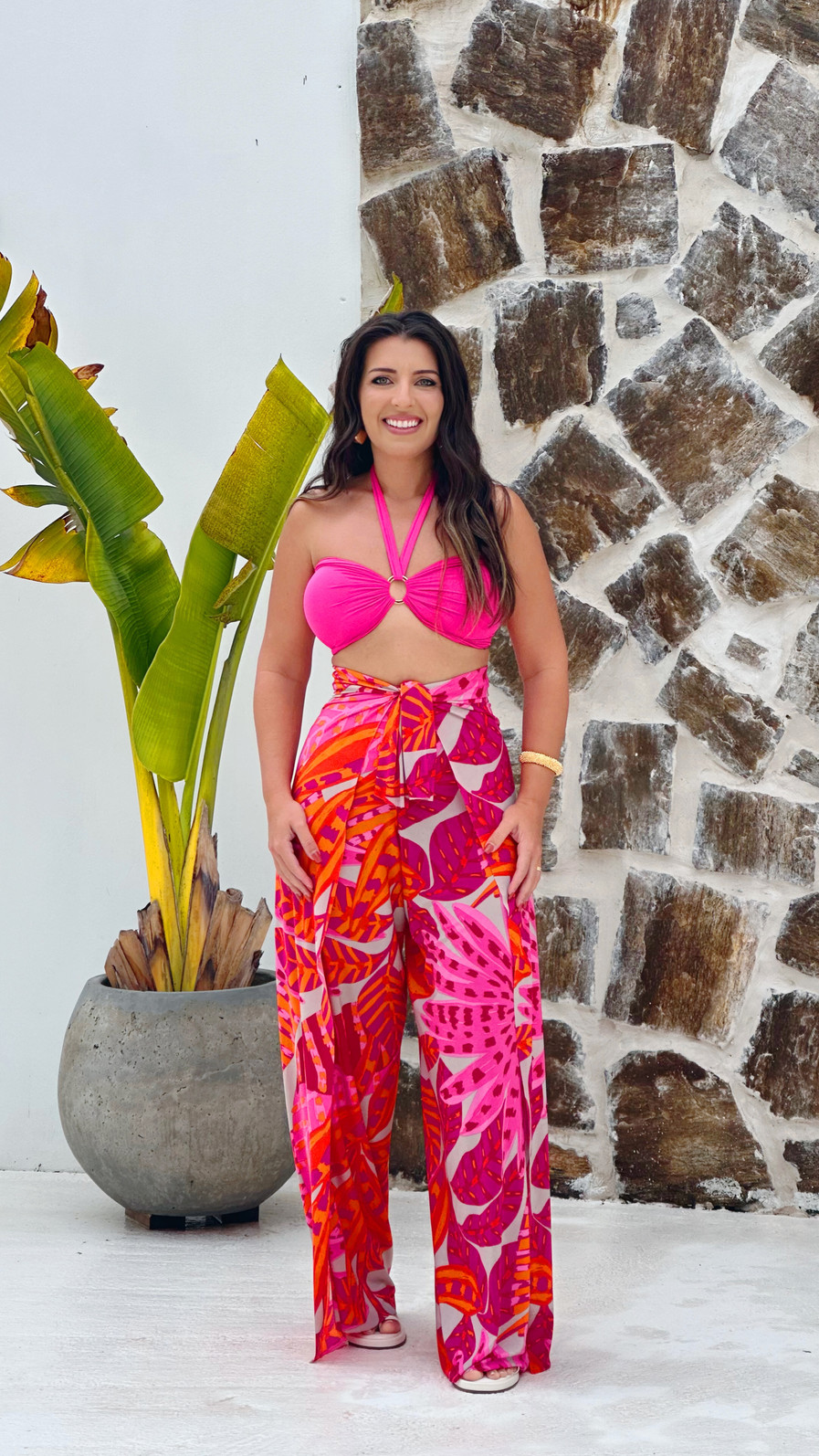KIT TRÊS PEÇAS CALÇA MACACÃO FLORA LARANJA E TOP LISO KIT TRÊS PEÇAS CALÇA MACACÃO FLORA LARANJA E TOP LISO