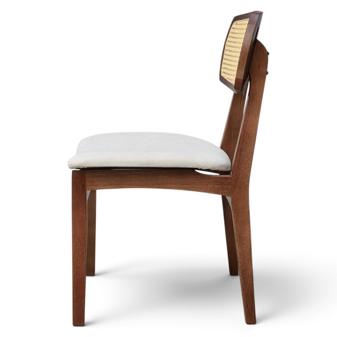 Cadeira de Jantar Verona no Imbuia Glaze Encosto Rattan Linho offwhite Cadeira de Jantar Verona no Imbuia Glaze Encosto Rattan Linho offwhite