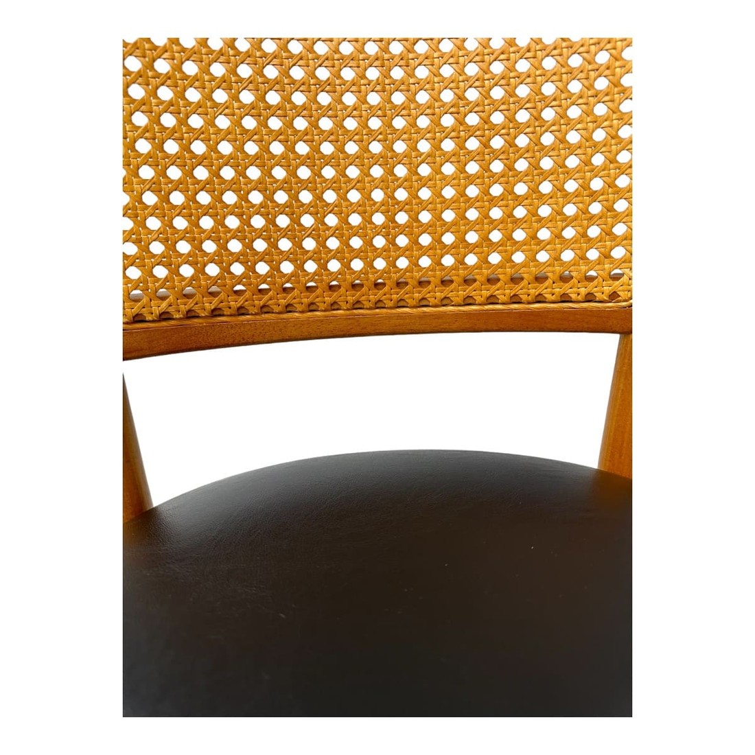 Cadeira Luxemburgo Cor Mel Assento Estofado Courissimo Preto Cadeira Luxemburgo Cor Mel Assento Estofado Courissimo Preto