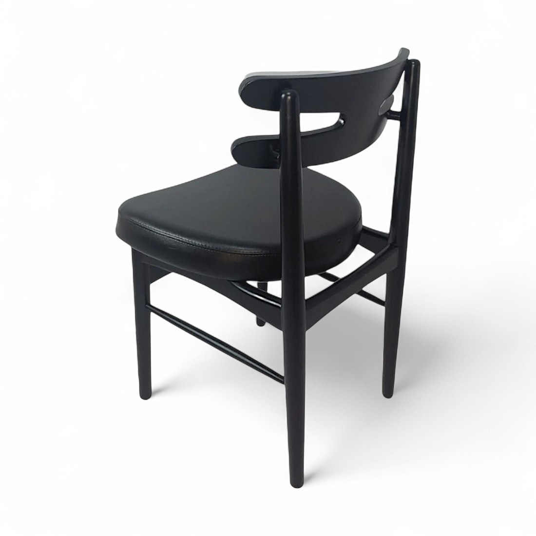 Cadeira HW Preto Laqueado e Assento em Corino Preto