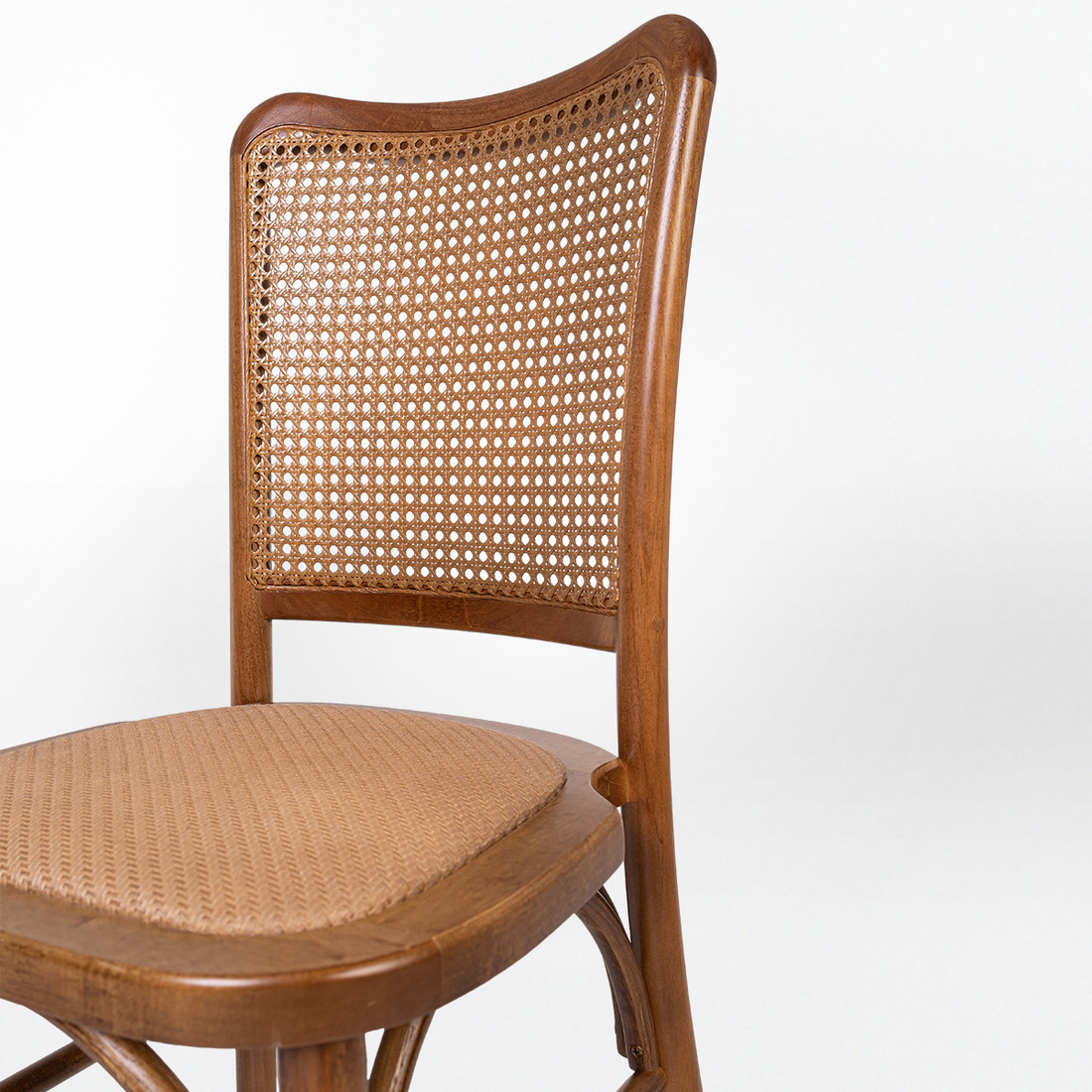 Cadeira New York com Assento e encosto em Rattan Empilhável Verniz Castanho