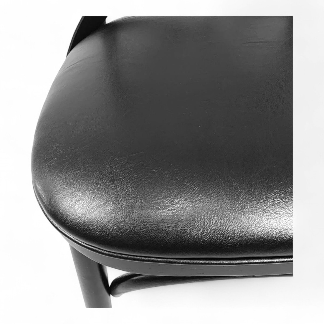 Cadeira Espanha no Laca Preto com Assento em Courissimo Preto Cadeira Espanha no Laca Preto com Assento em Courissimo Preto
