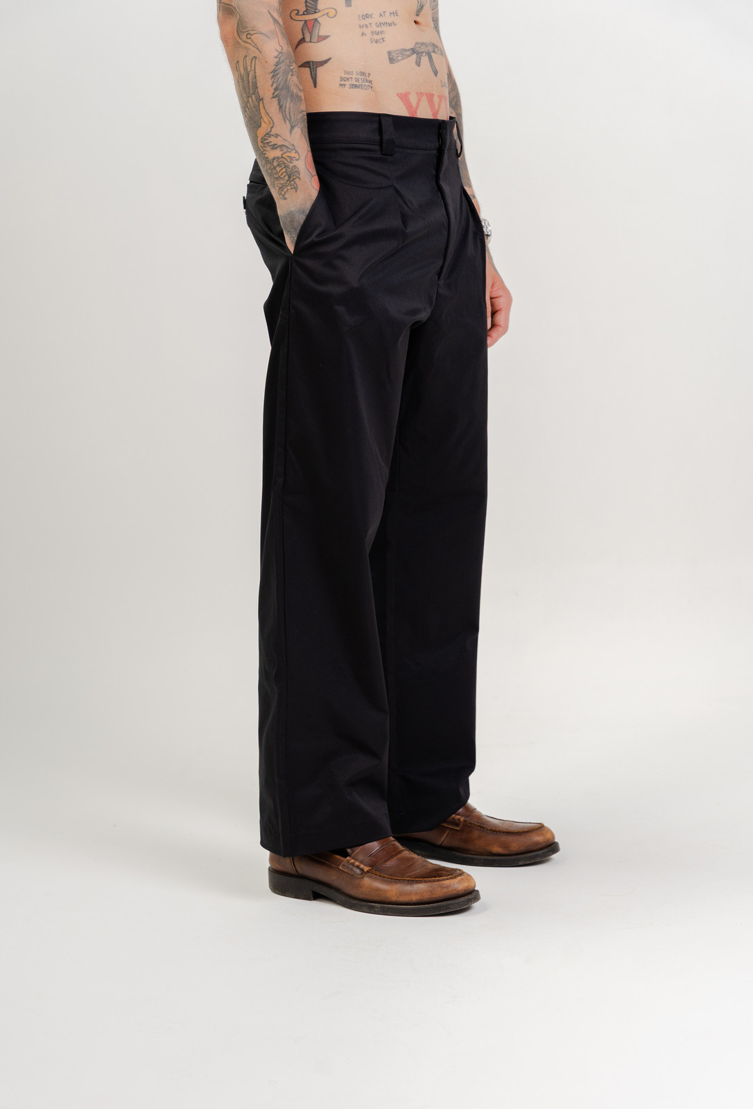 CONJUNTO | CALÇA LOOSE ALFAIATARIA PRETA + CAMISA SOCIAL RELAXED CONJUNTO | CALÇA LOOSE ALFAIATARIA PRETA + CAMISA SOCIAL RELAXED