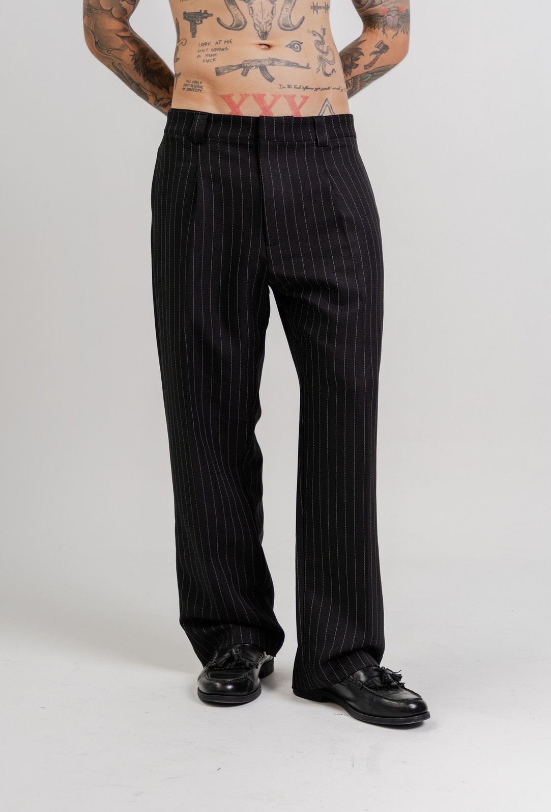 CONJUNTO | CALÇA LOOSE ALFAIATARIA PRETA + CAMISA SOCIAL RELAXED CONJUNTO | CALÇA LOOSE ALFAIATARIA PRETA + CAMISA SOCIAL RELAXED