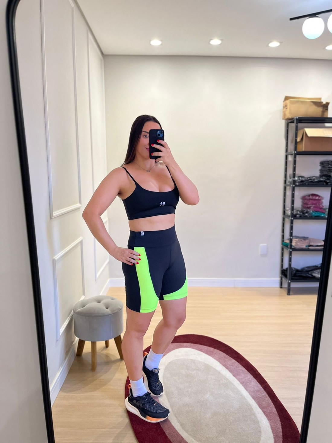 bermuda meia coxa recortes amarelo neon