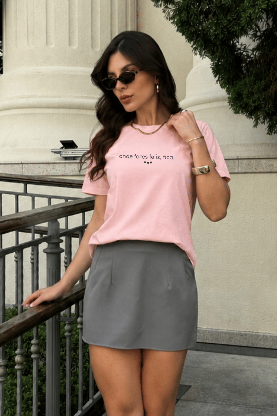 T-SHIRT _ ONDE FORES FELIZ, FICA. T-SHIRT _ ONDE FORES FELIZ, FICA.
