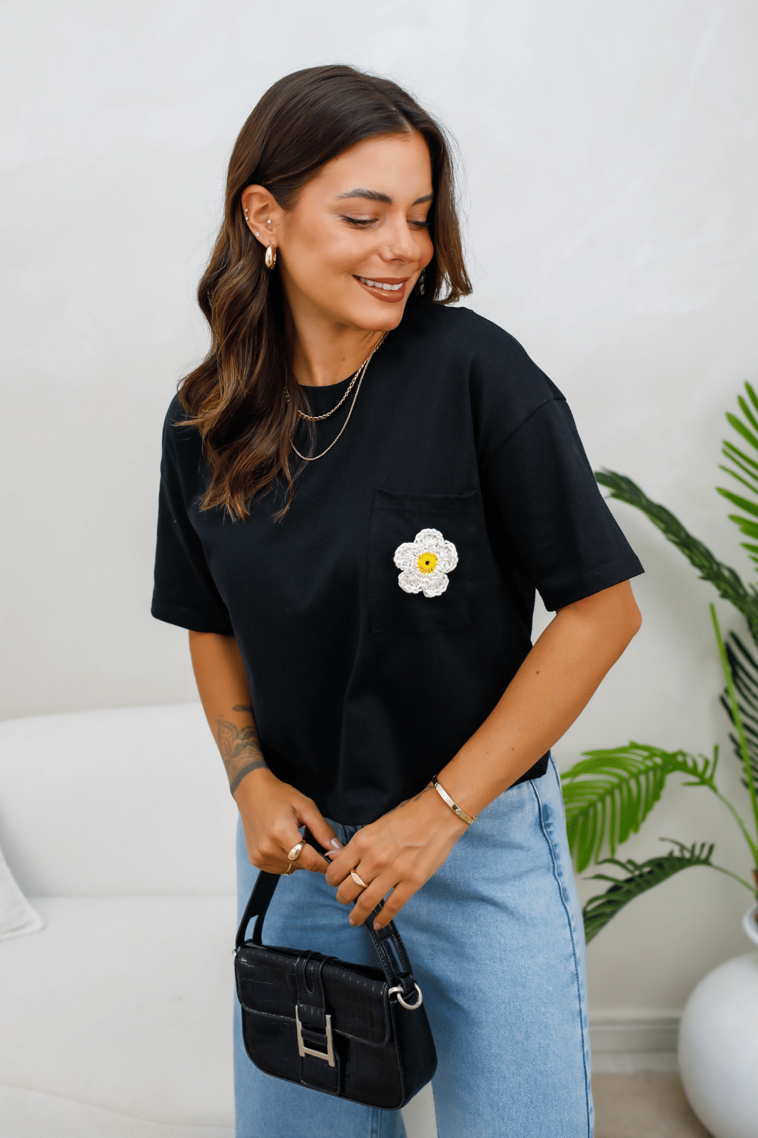 CROPPED OVER  _  APLICAÇÃO FLOR [HAND MADE]