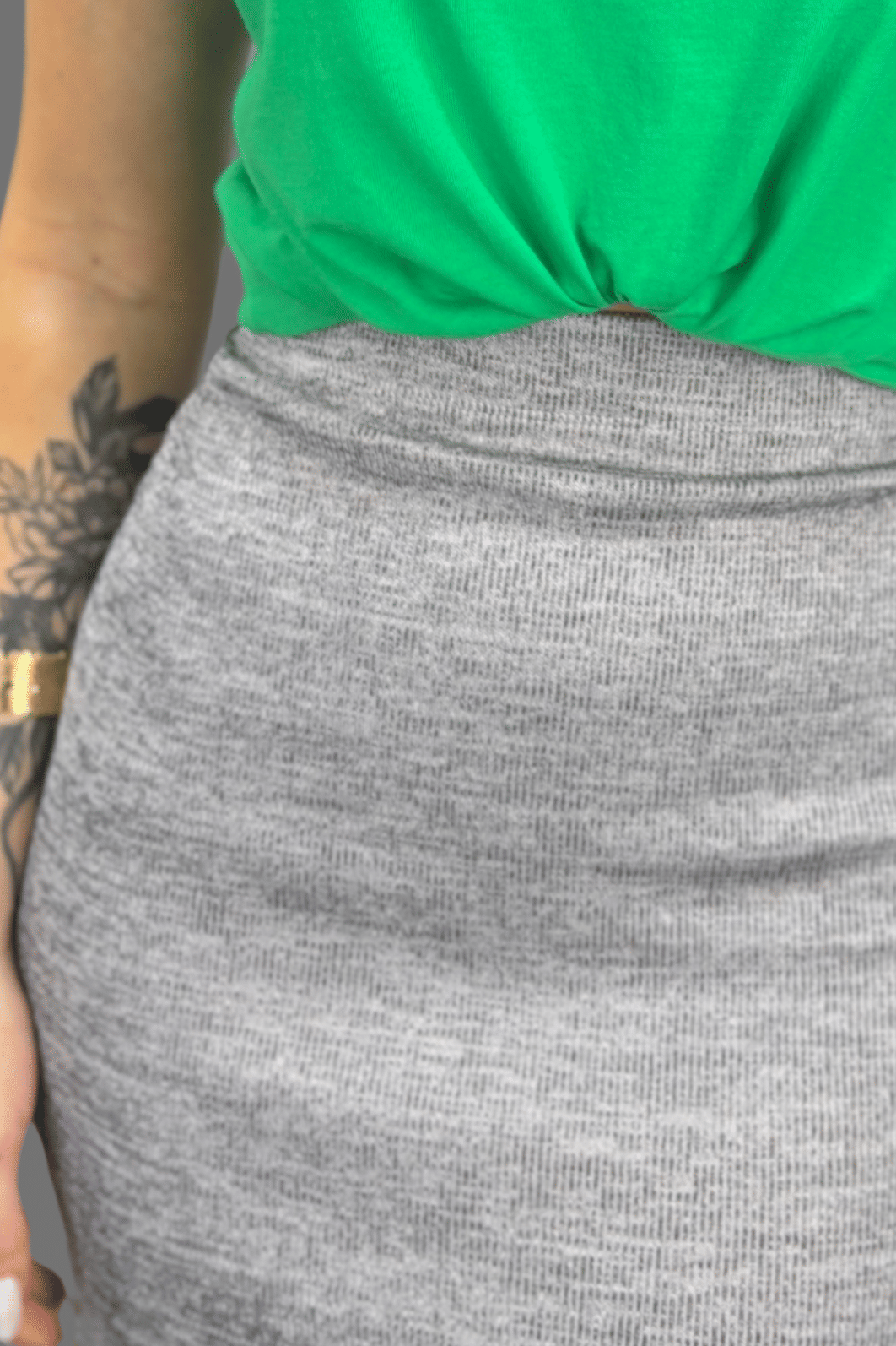 SAIA LÁPIS _ TRICOT CANELADO _ CINZA SAIA LÁPIS _ TRICOT CANELADO _ CINZA