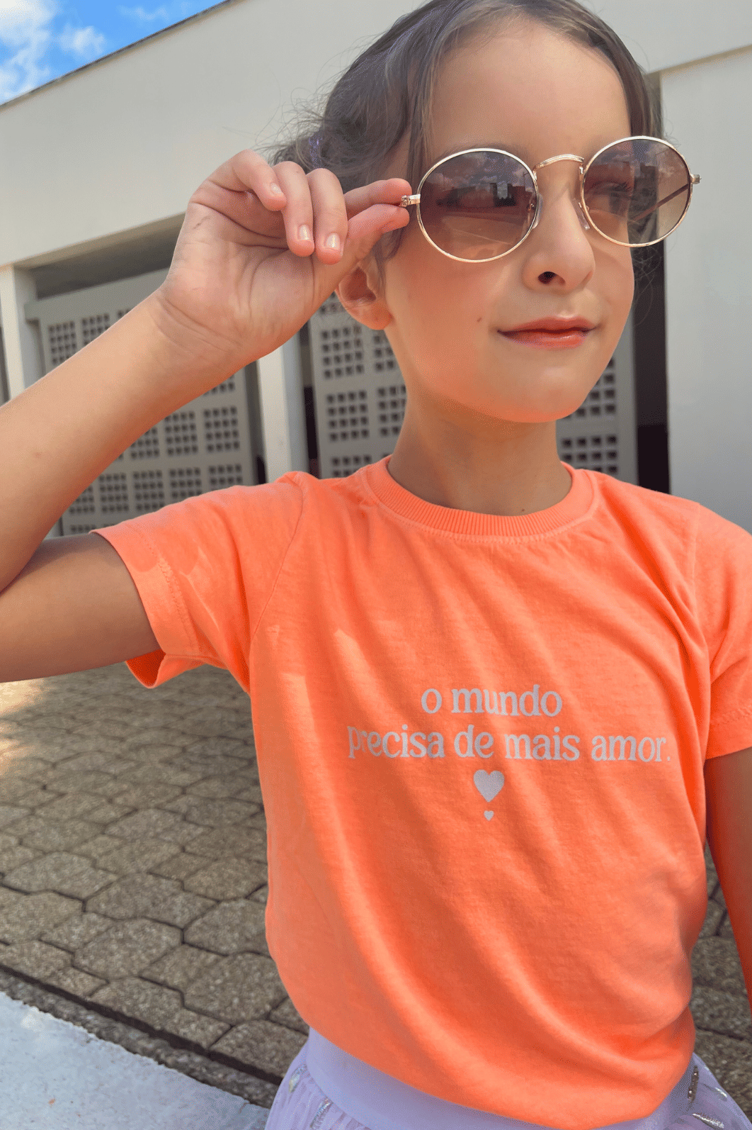 CAMISETA INFANTIL  _  O MUNDO PRECISA DE MAIS AMOR
