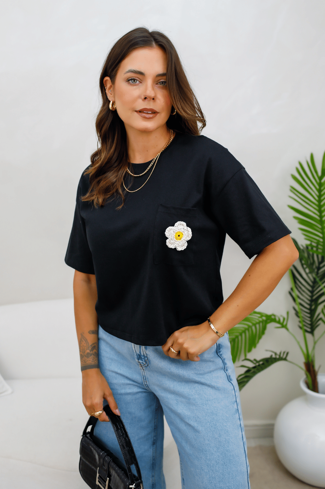 CROPPED OVER  _  APLICAÇÃO FLOR [HAND MADE]