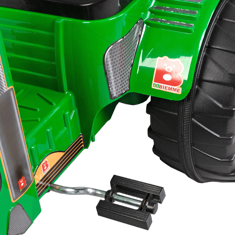 Trator Fazendeiro verde com caçamba Trator Fazendeiro verde com caçamba
