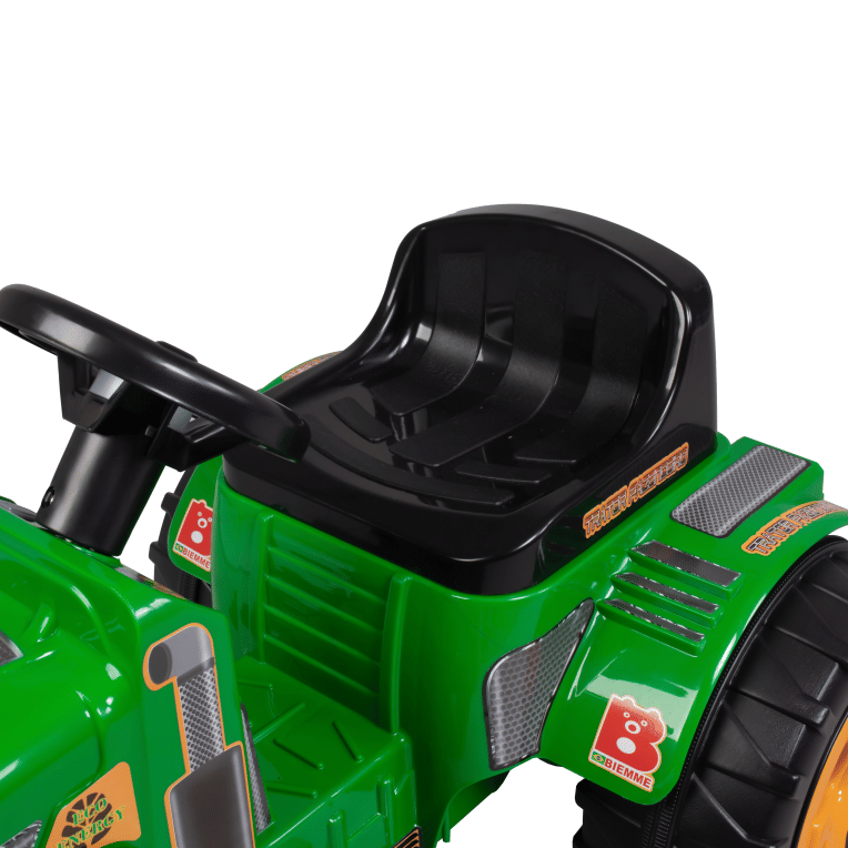 Trator Fazendeiro verde com caçamba Trator Fazendeiro verde com caçamba