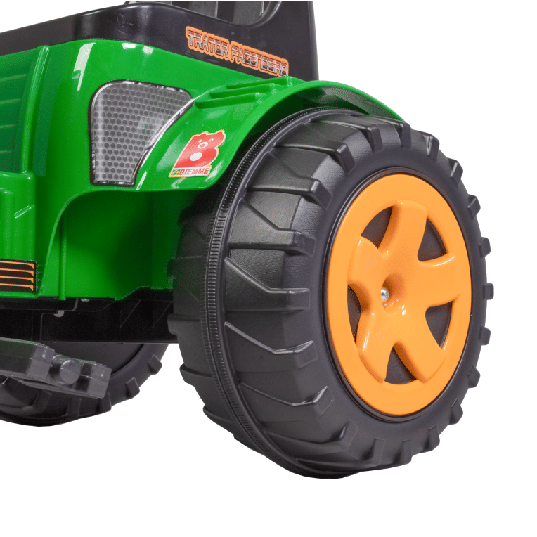 Trator Fazendeiro verde com caçamba Trator Fazendeiro verde com caçamba