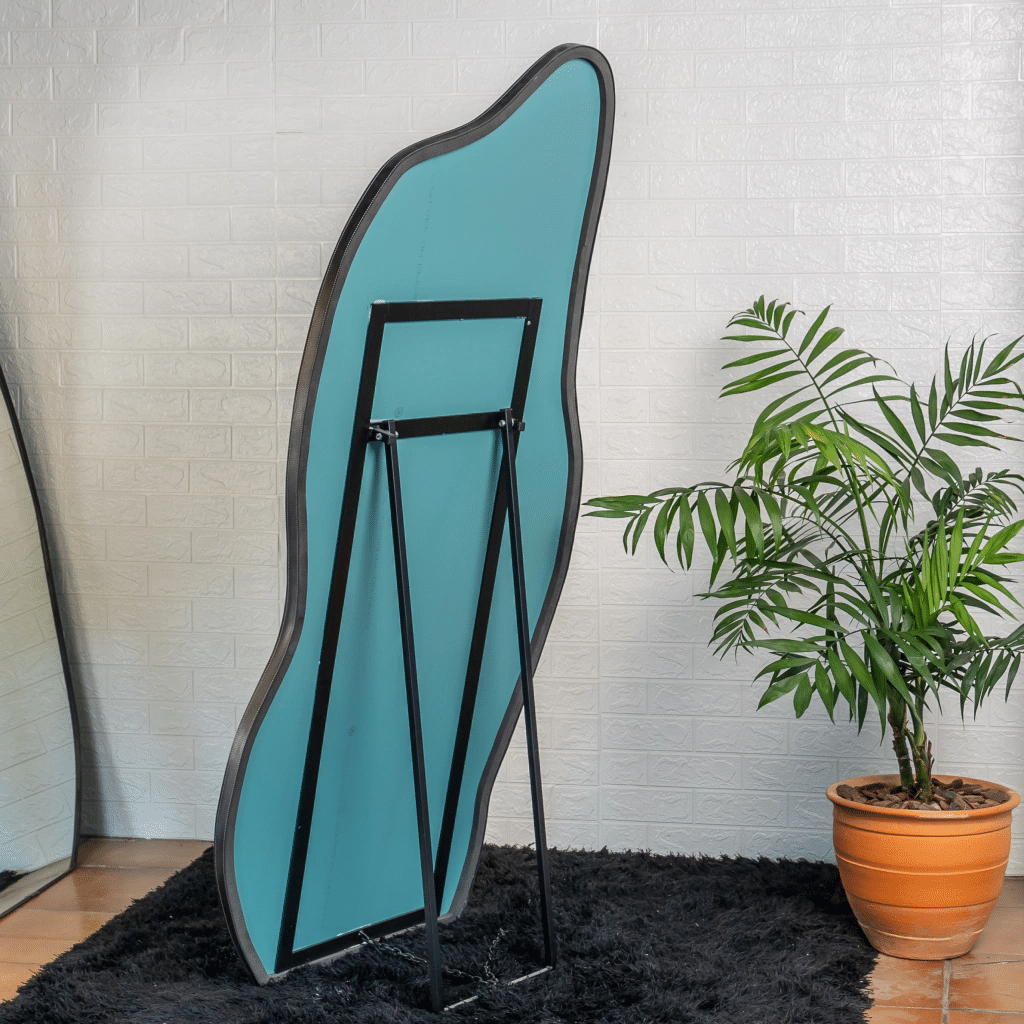 ESPELHO ORGÂNICO JÉSSICA | 170X70CM | COM APOIO RECLINÁVEL -  MOLDURA EM TECIDO SINTÉTICO PRETO