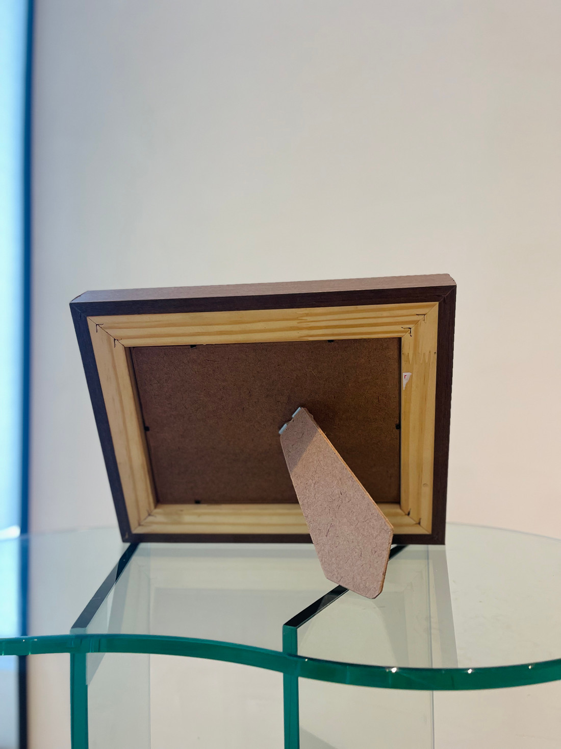 MOLDURA AMADEIRADA MARROM - COM SUPORTE DE APOIO | 28,5cm X 22,5cm | VIDRO 2MM INCLUSO