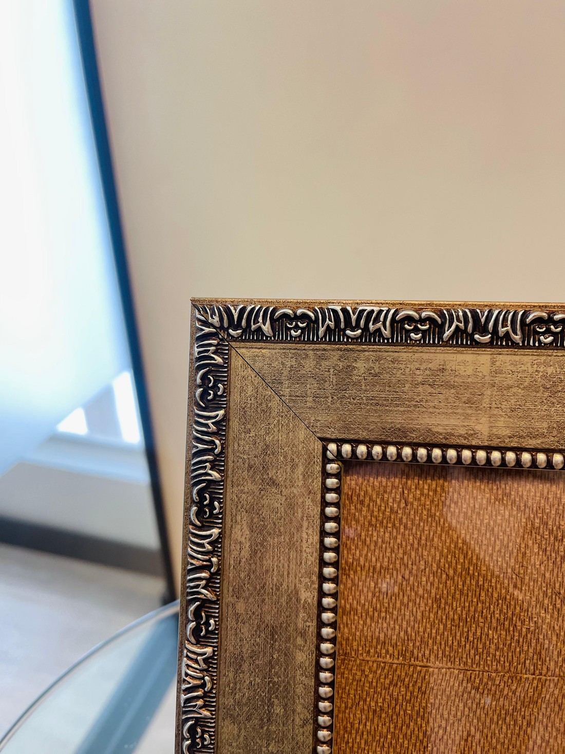 MOLDURA CHAMPAGNE ENVELHECIDO - COM SUPORTE DE APOIO | 29,5cm X 23,5cm | COM DETALHES ORNAMENTADOS - VIDRO 2MM INCLUSO