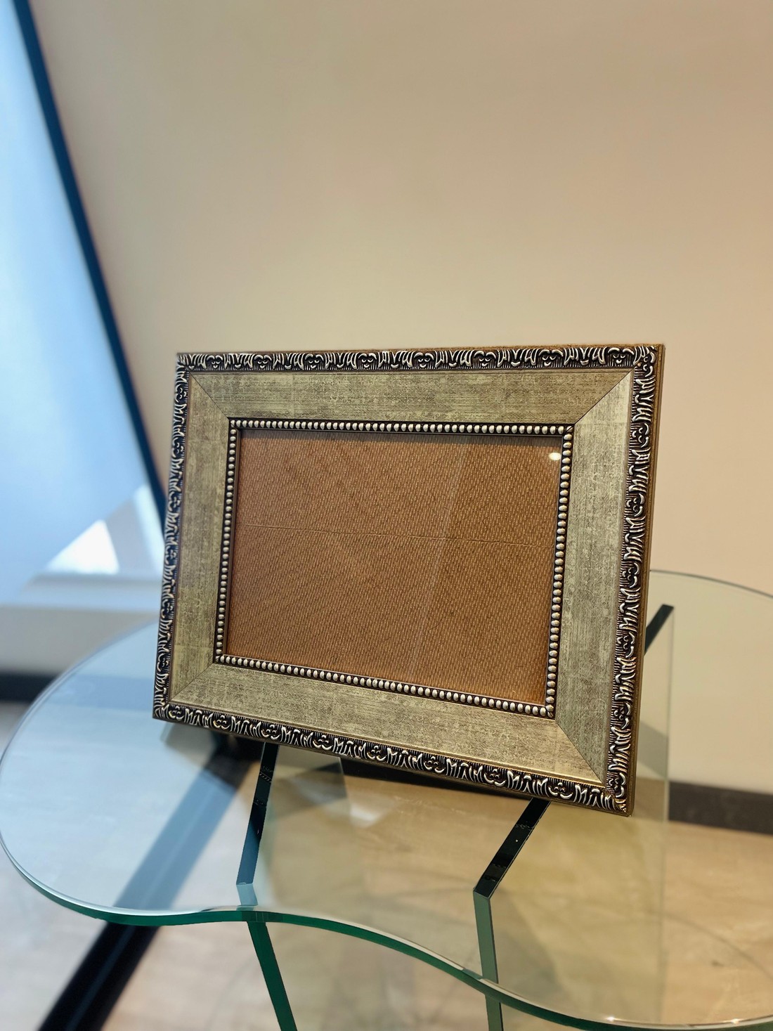 MOLDURA CHAMPAGNE ENVELHECIDO - COM SUPORTE DE APOIO | 29,5cm X 23,5cm | COM DETALHES ORNAMENTADOS - VIDRO 2MM INCLUSO