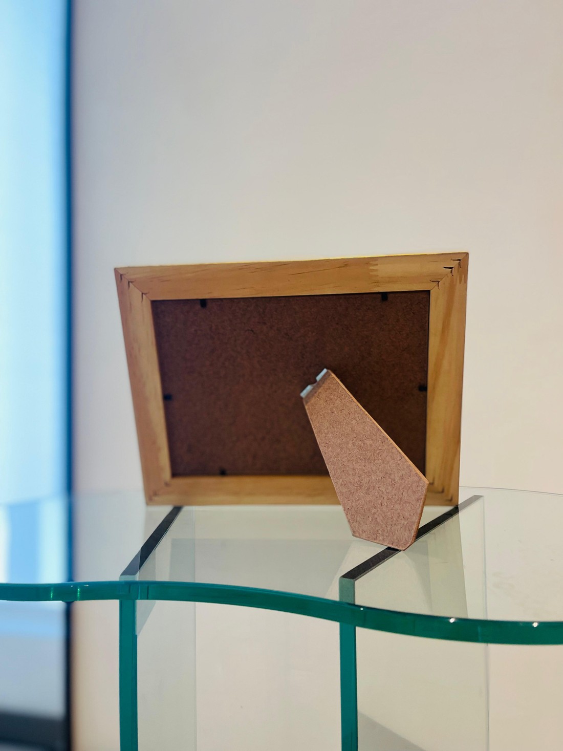 MOLDURA BRONZE ENVELHECIDO - COM SUPORTE DE APOIO | 28,3cm X 22cm | COM ACABAMENTOS EM RELEVO - VIDRO 2MM INCLUSO