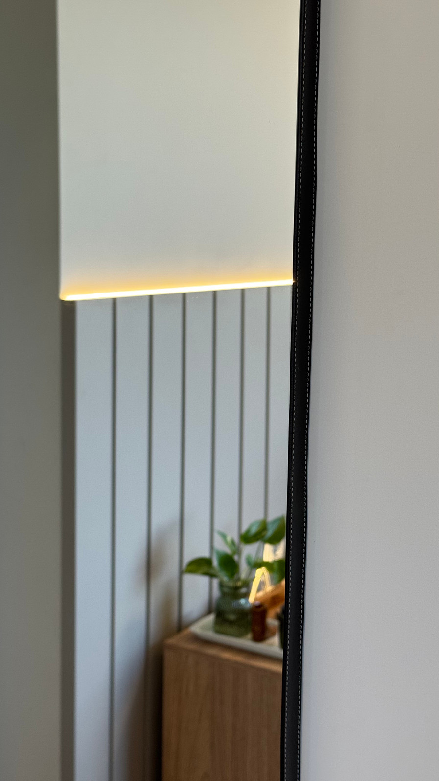 ESPELHO OVAL LUMI | 1550mmX 700mm | COM SUPORTE MÃO AMIGA - MOLDURA EM TECIDO SINTÉTICO PRETO