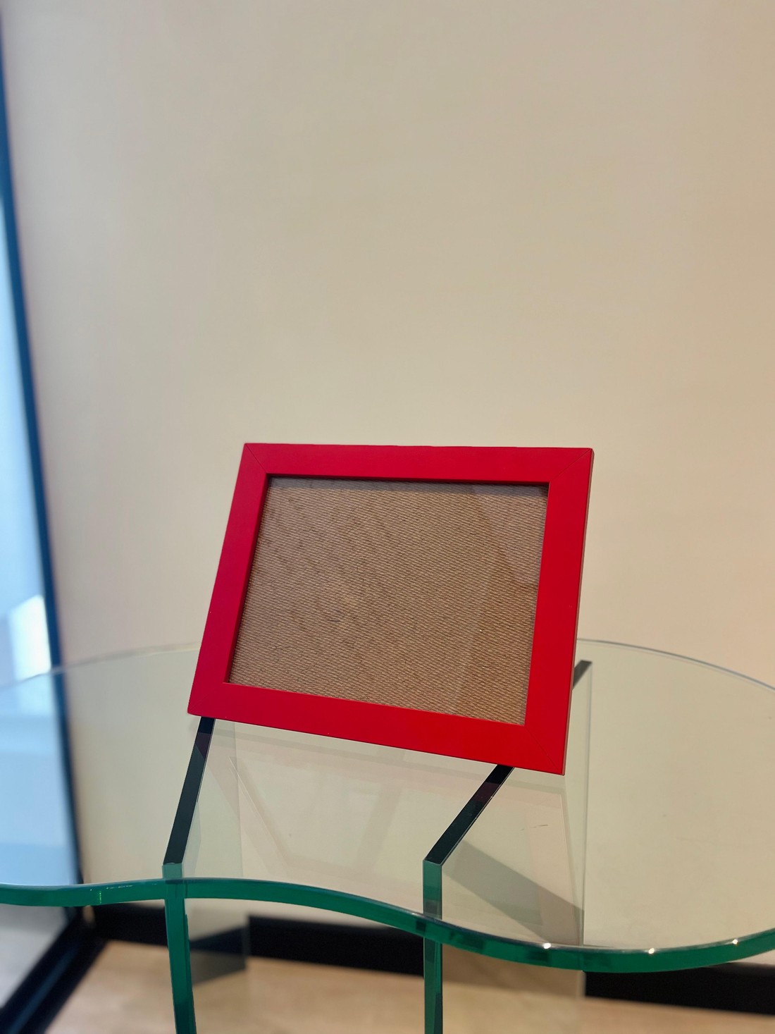 MOLDURA VERMELHA - COM SUPORTE DE APOIO | 23,5cm X 18,5cm | VIDRO 2MM INCLUSO