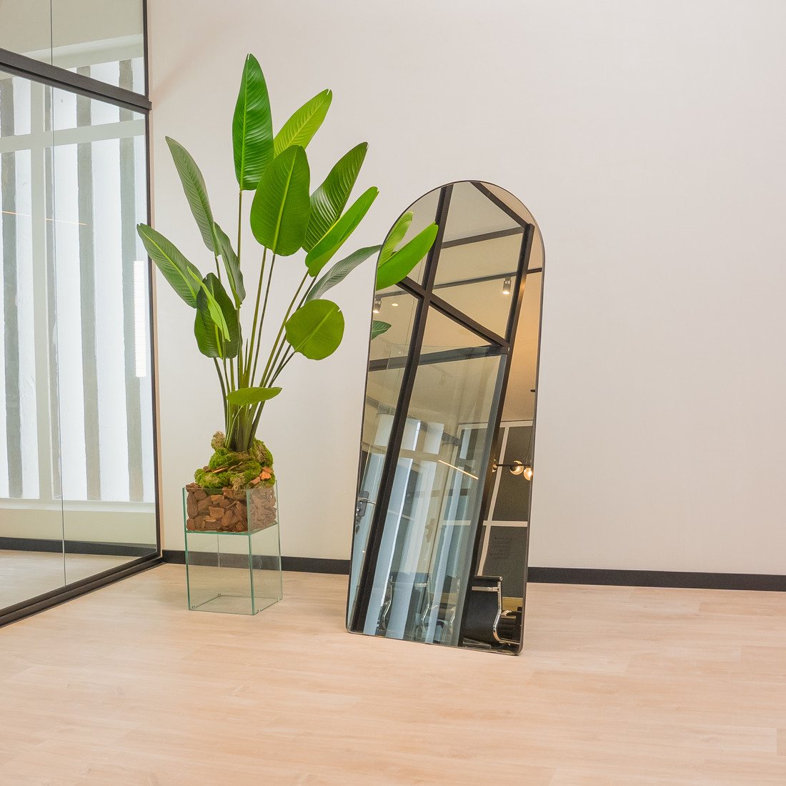 ESPELHO PARIS | 170X70CM|  COM APOIO RECLINAVEL - ESPELHO OVAL BASE RETA - MOLDURA EM TECIDO SINTÉTICO PRETO