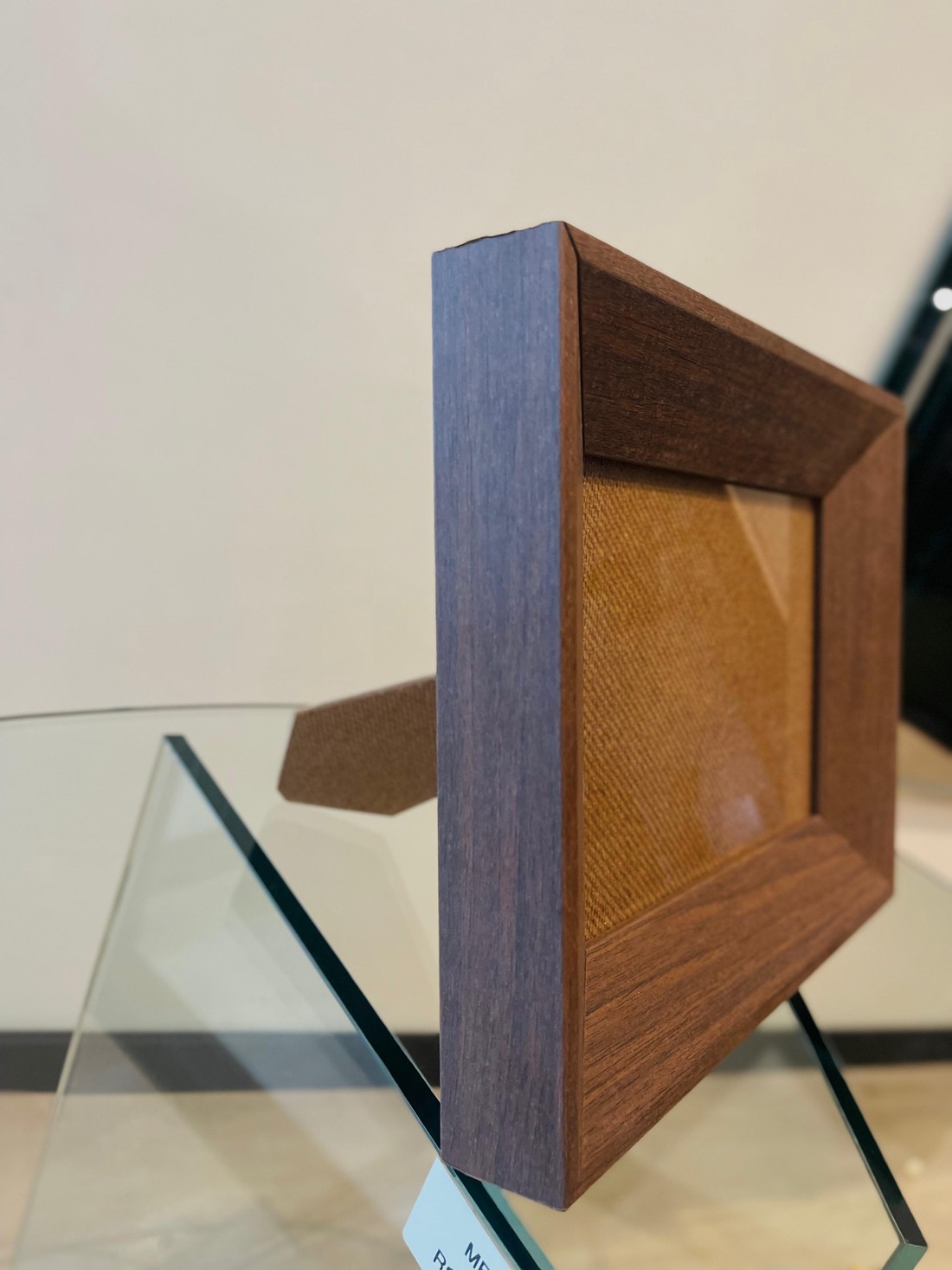 MOLDURA AMADEIRADA MARROM - COM SUPORTE DE APOIO | 28,5cm X 22,5cm | VIDRO 2MM INCLUSO