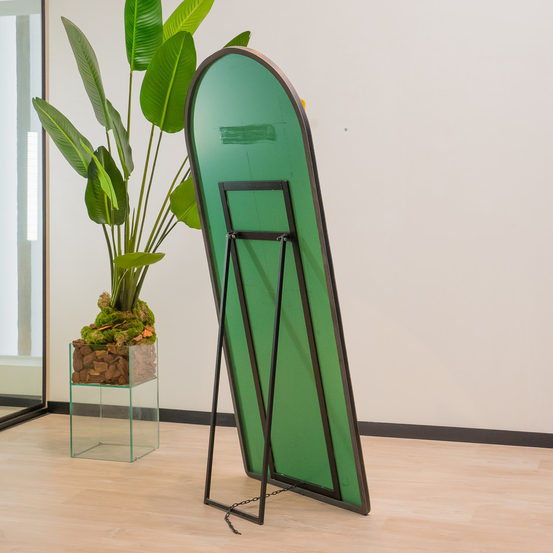 ESPELHO PARIS | 170X70CM|  COM APOIO RECLINAVEL - ESPELHO OVAL BASE RETA - MOLDURA EM TECIDO SINTÉTICO PRETO