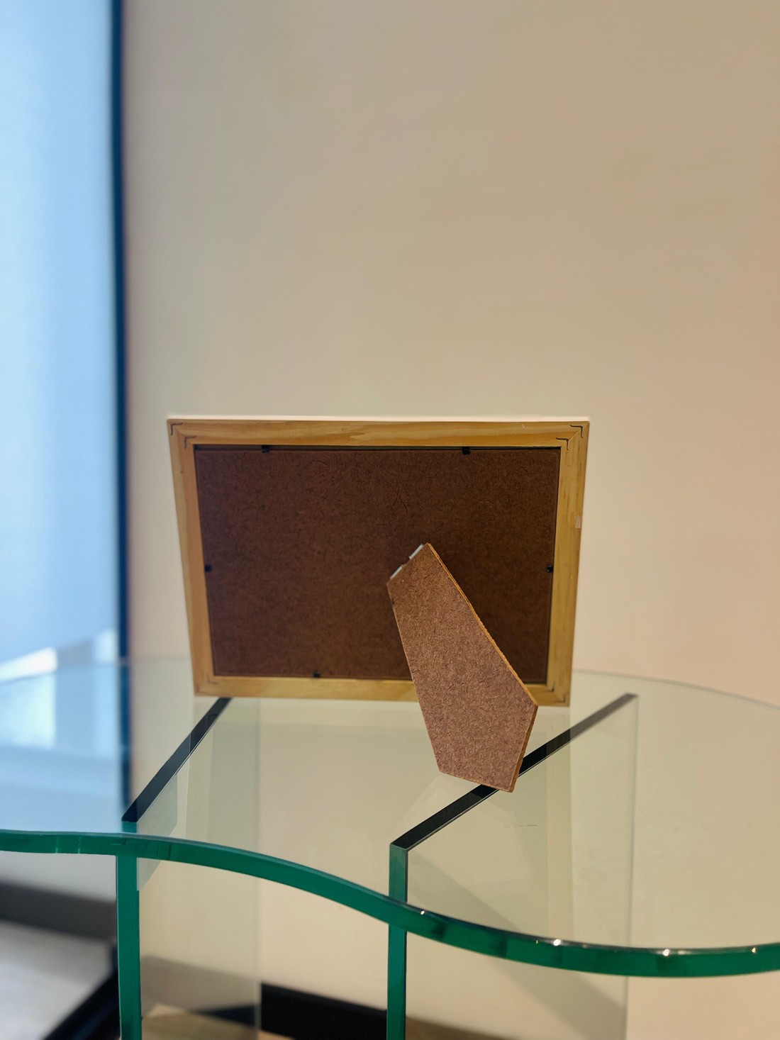 MOLDURA BRANCA COM DETALHE DOURADO - COM SUPORTE DE APOIO | 24,5cm X 18,5cm | VIDRO 2MM INCLUSO