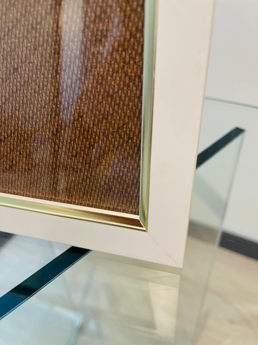 MOLDURA BRANCA COM DETALHE DOURADO - COM SUPORTE DE APOIO | 24,5cm X 18,5cm | VIDRO 2MM INCLUSO