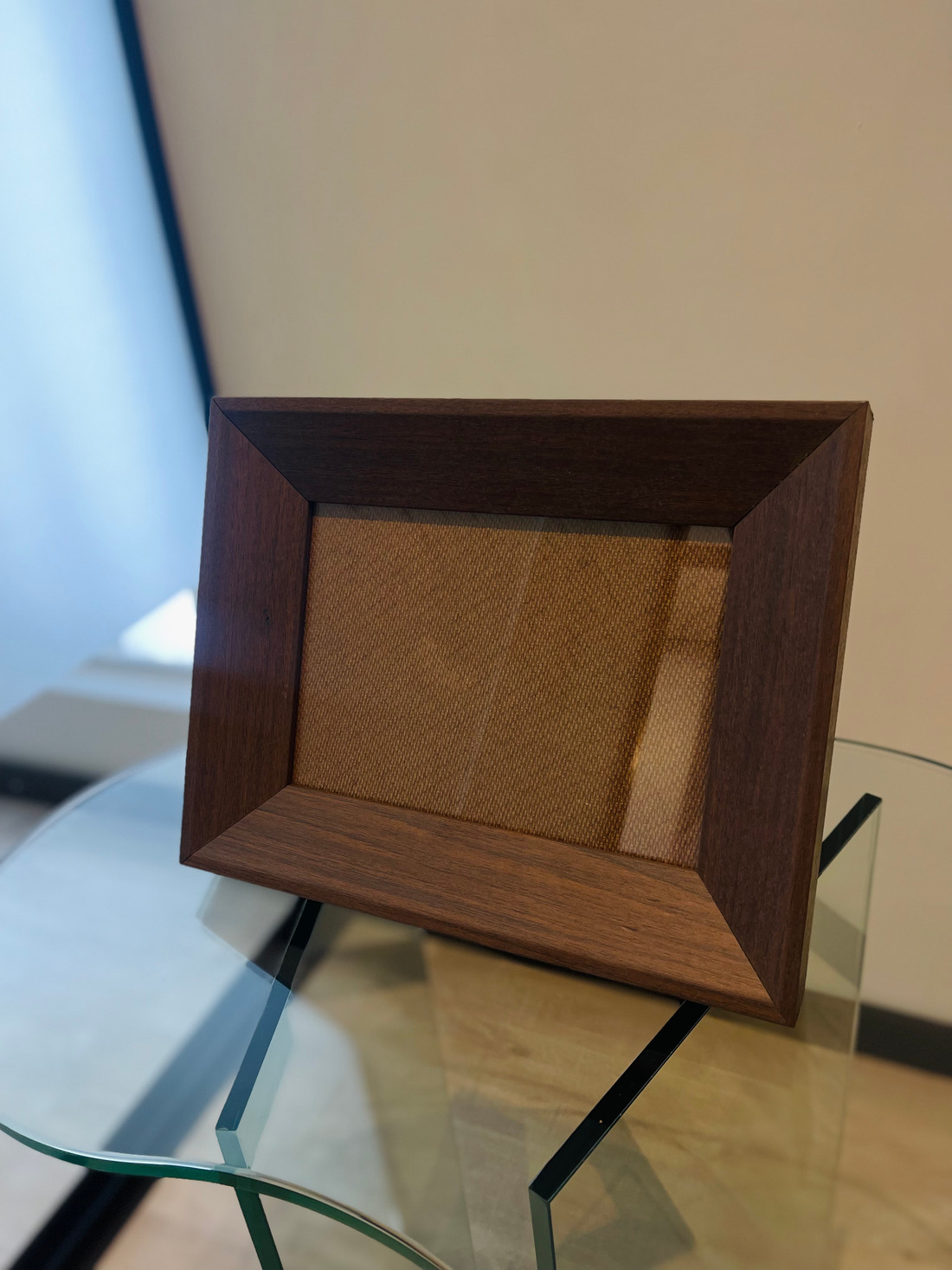 MOLDURA AMADEIRADA MARROM - COM SUPORTE DE APOIO | 28,5cm X 22,5cm | VIDRO 2MM INCLUSO